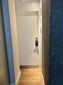 Se aprecia la estrechez al acceso de la habitación