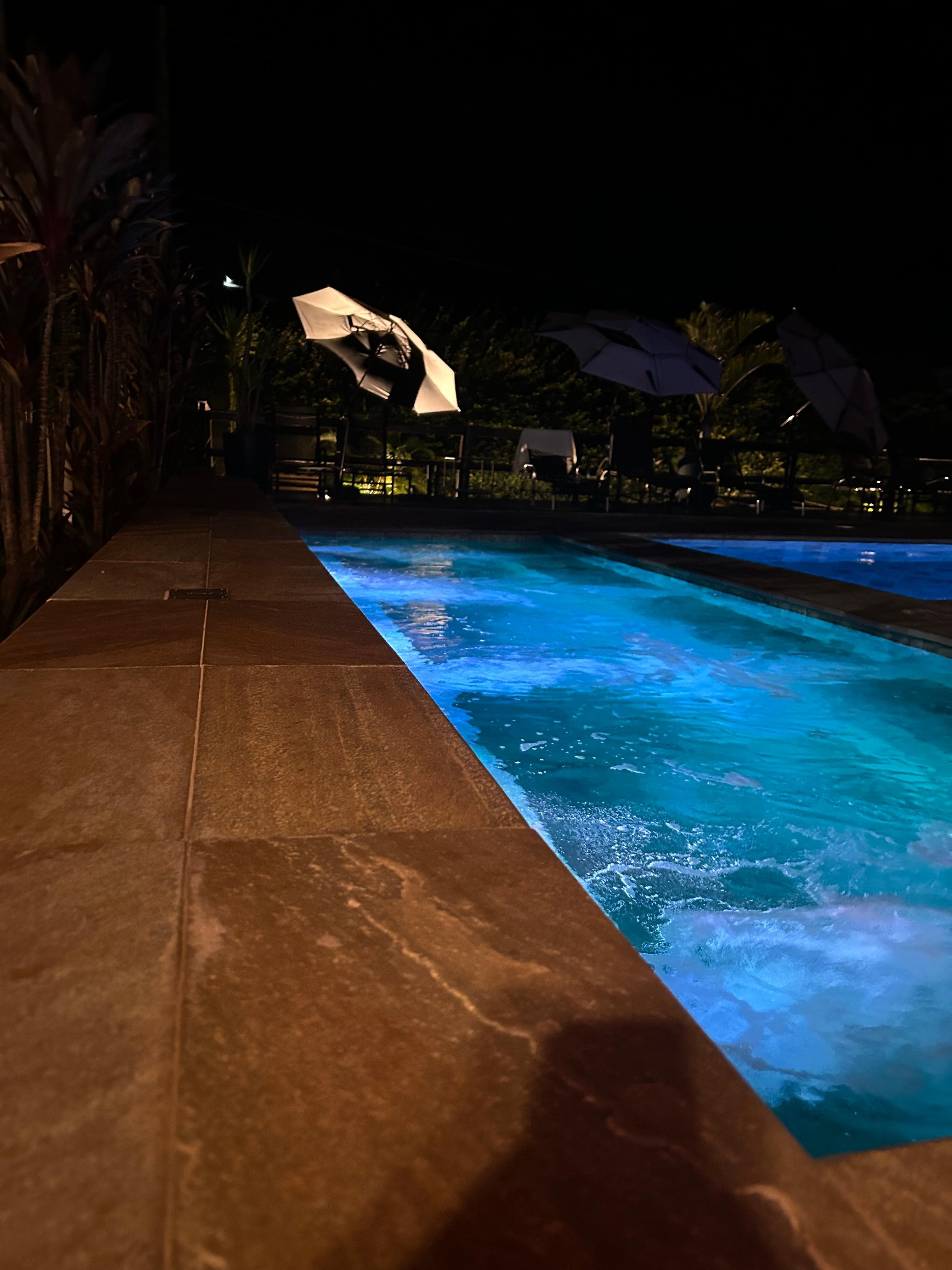 Piscina li matizada e outra fria excelente e limpa