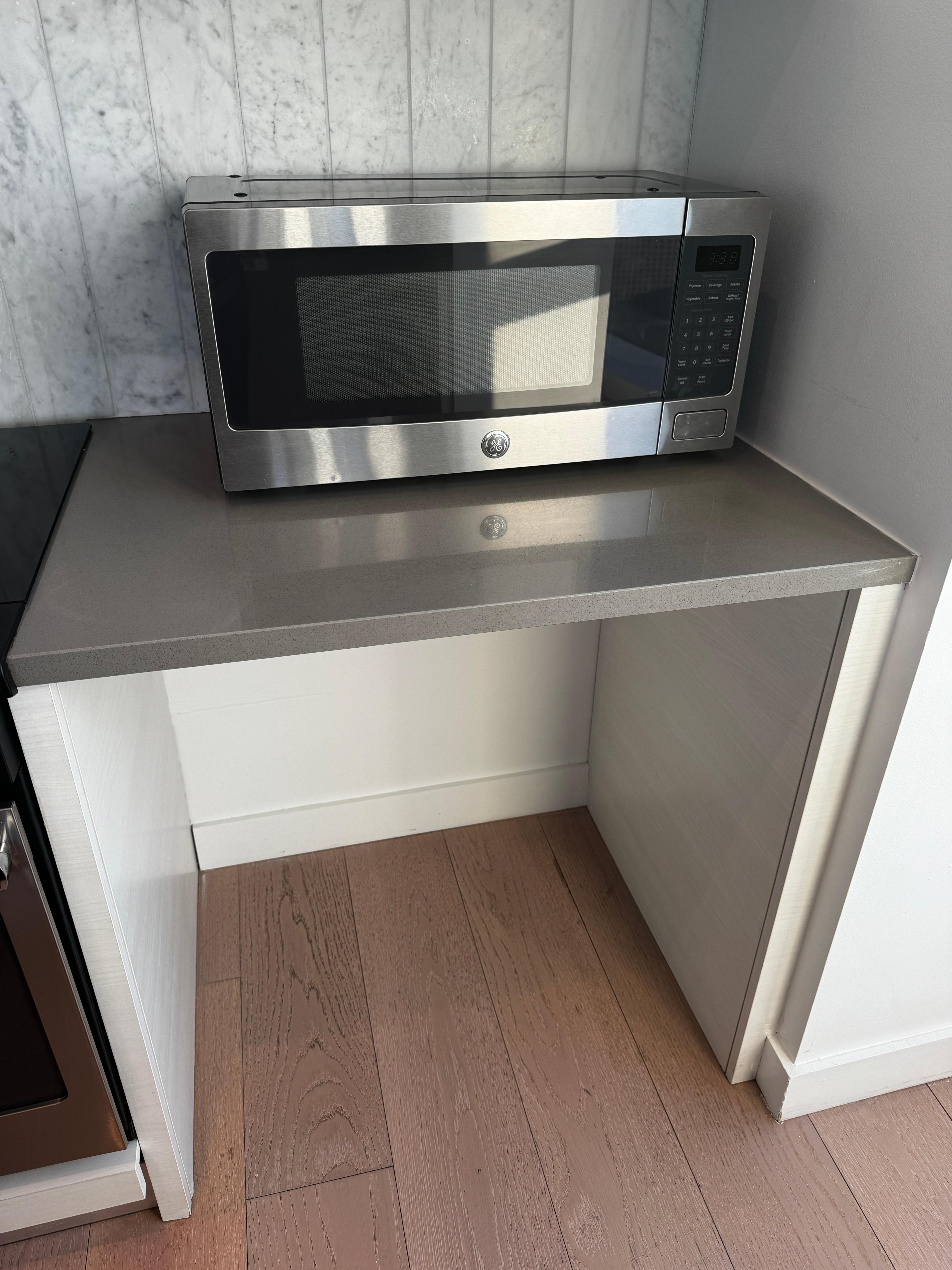 Microwave oven and kitchen
