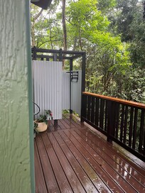 Outdoor shower … lovely!