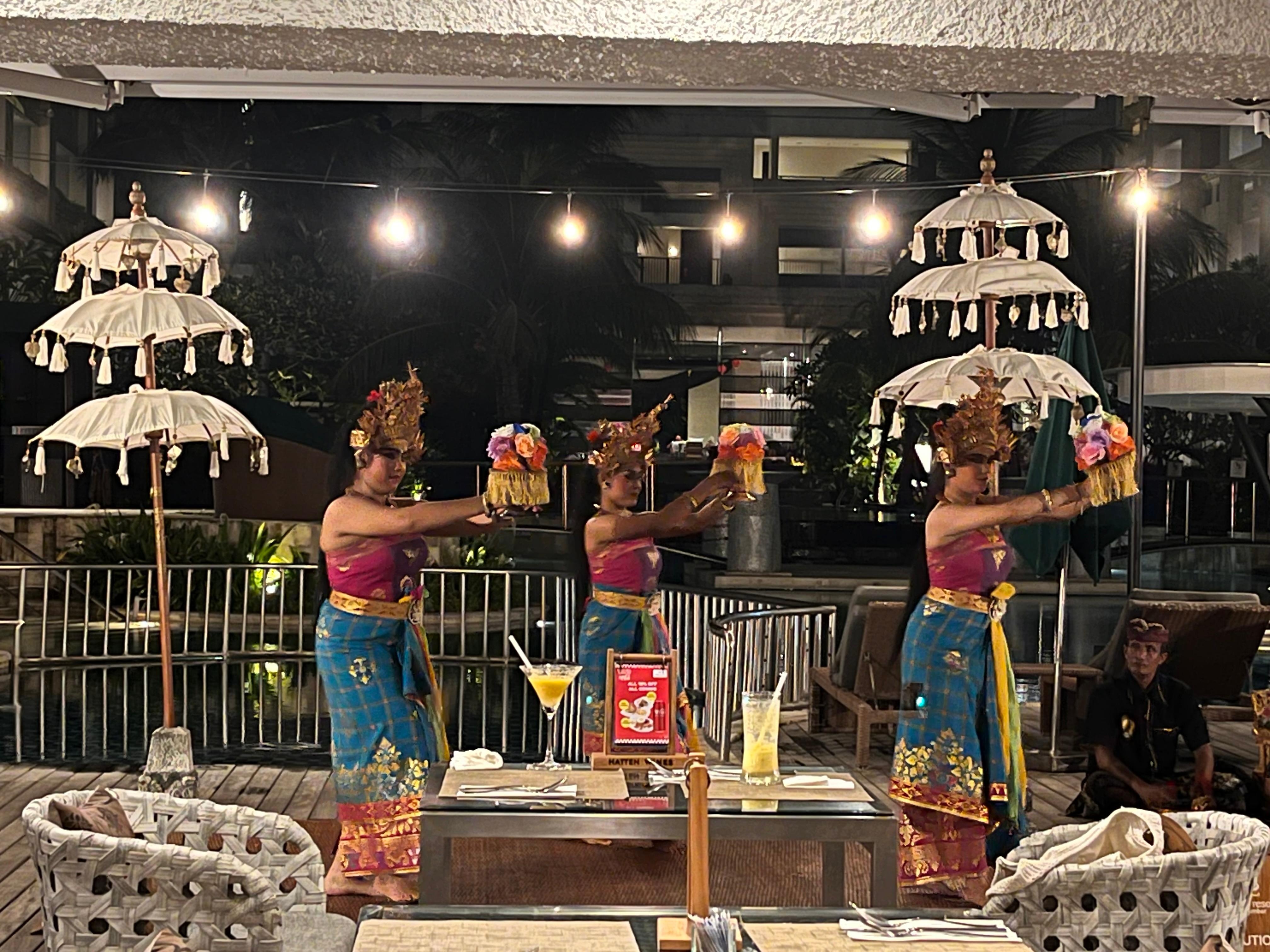 金曜日の夜にバーベキューナ イトがあり、バリダンスも鑑賞できました