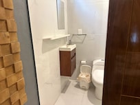 no habia visto un baño tan pequeño, literal no podias lavarte la cara