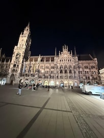 One minute walk from Mariamplatz.