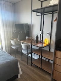 Bancada e closet com bom espaço