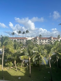 The morning verses night view. The staff was extremely helpful & polite. Denisse that works in the coffee shop has the most welcoming energy, Rudy who works as a bellman & Edwardo who books the excursions for the resort did an amazing job as well.