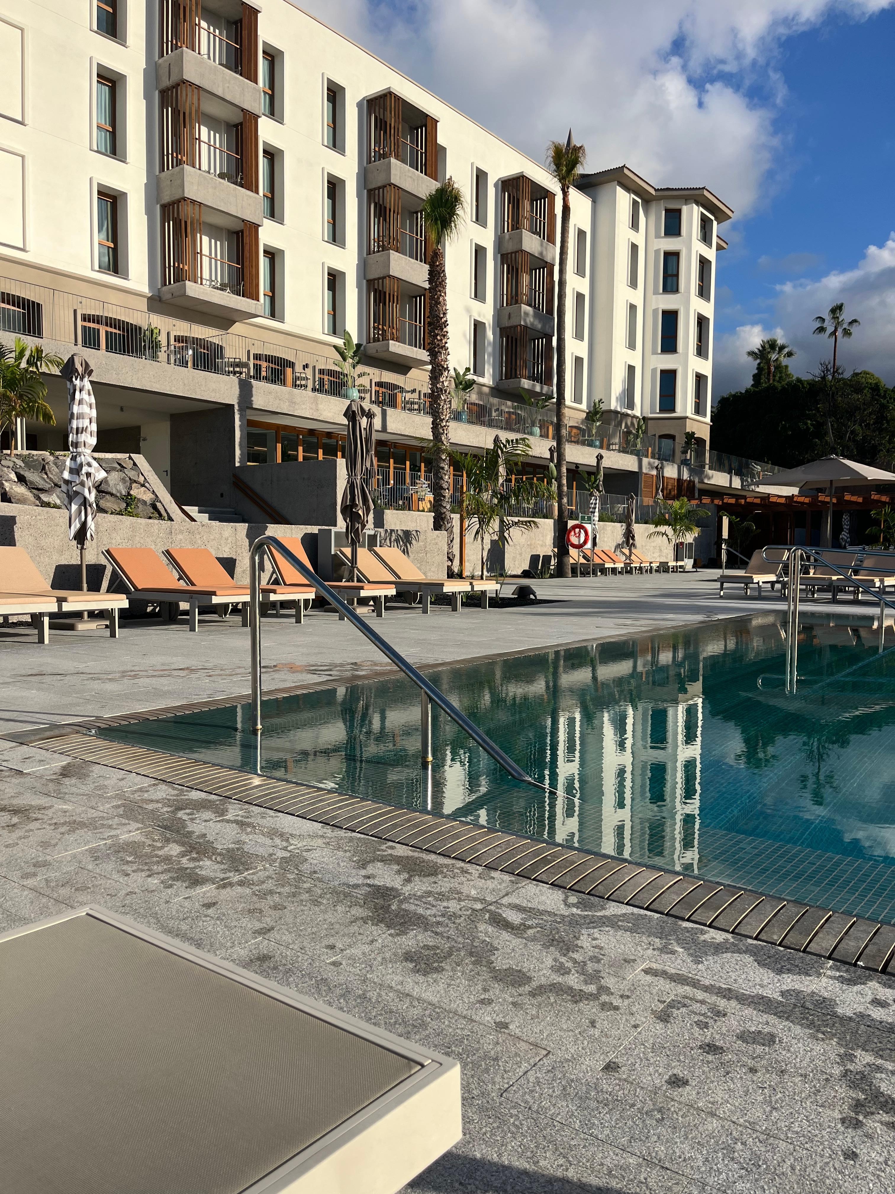 Pooler uppvärmda till 27 grader i december.