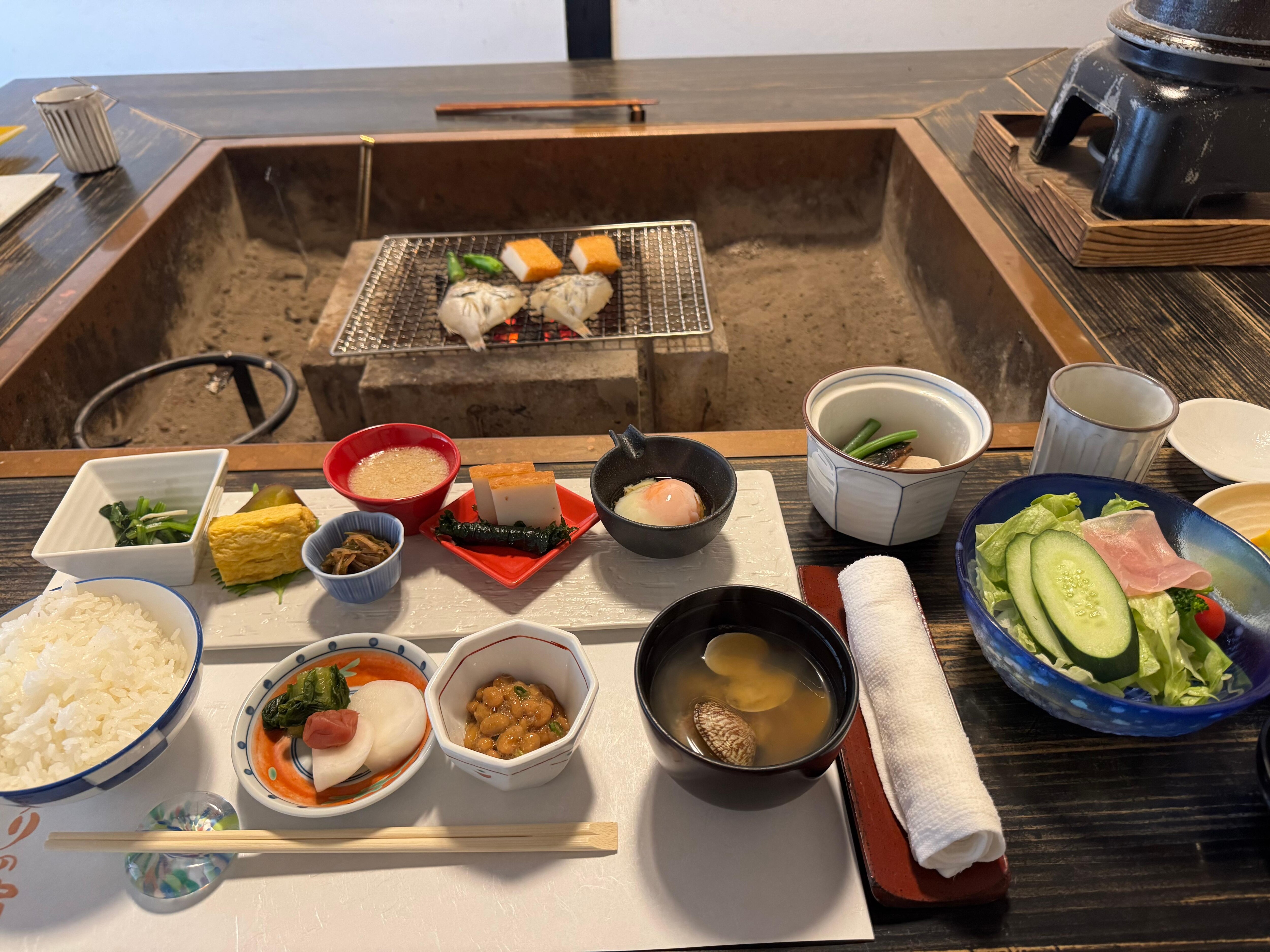 朝ごはん
囲炉裏を囲んで