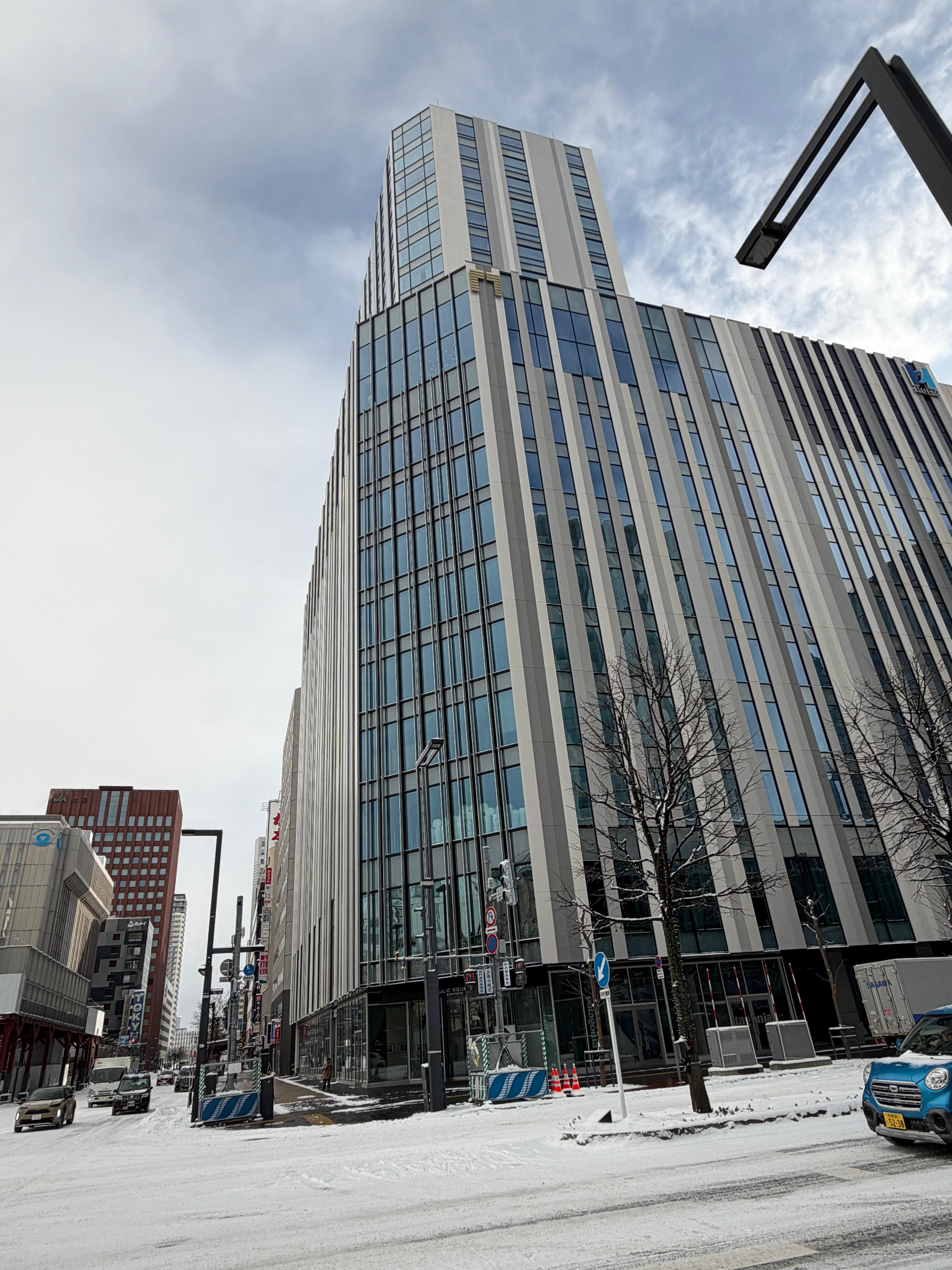 地下一樓連接地下街，颳風下雪，進出都沒問題。
地下室出入口對面就是麥當勞跟LAWSON. 