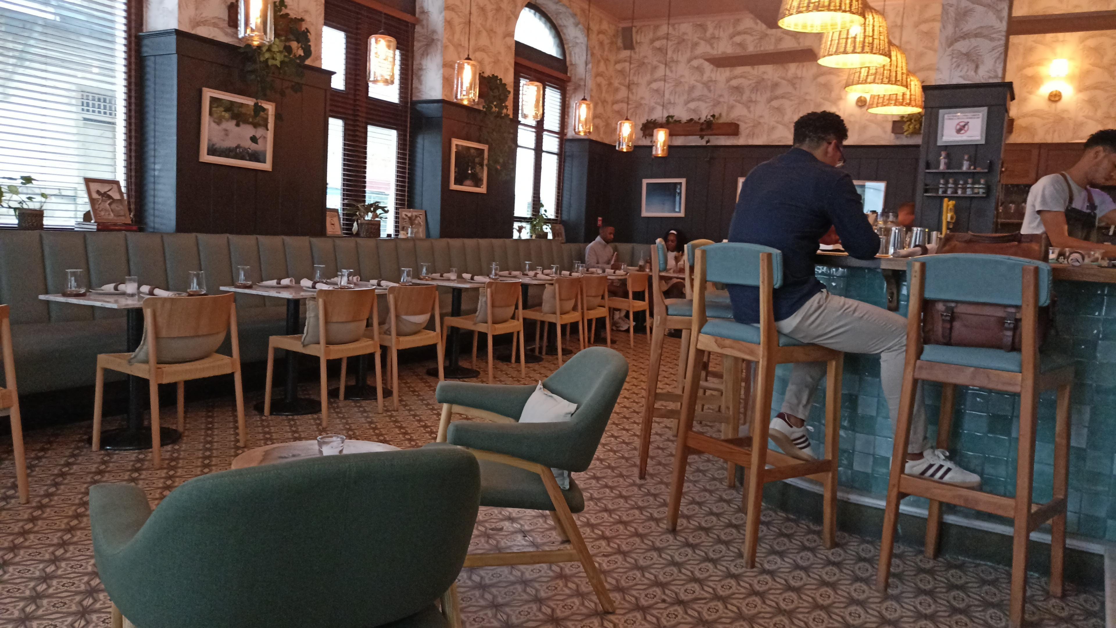 Restaurante Mahalo en planta baja.