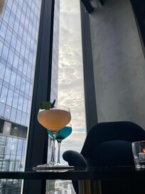 Drinker i skybaren på hotellet