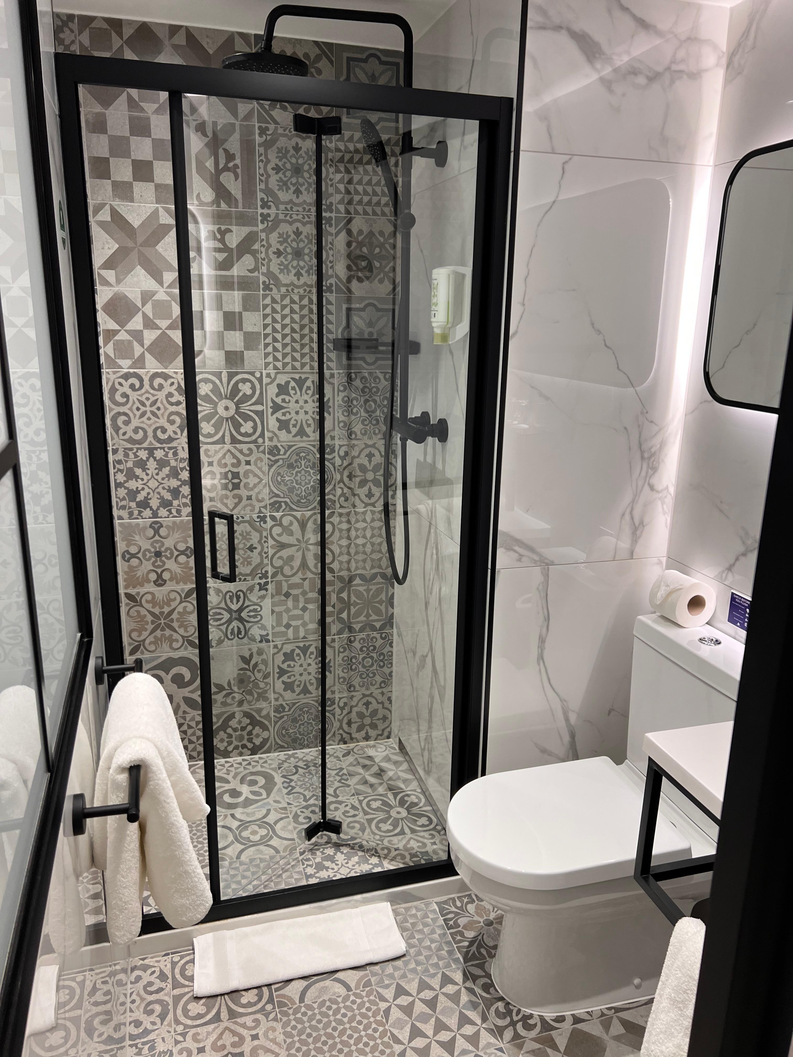 シャワーブースは満足、熱いお湯がちゃんと出る。もう少し水圧が欲しいけど。