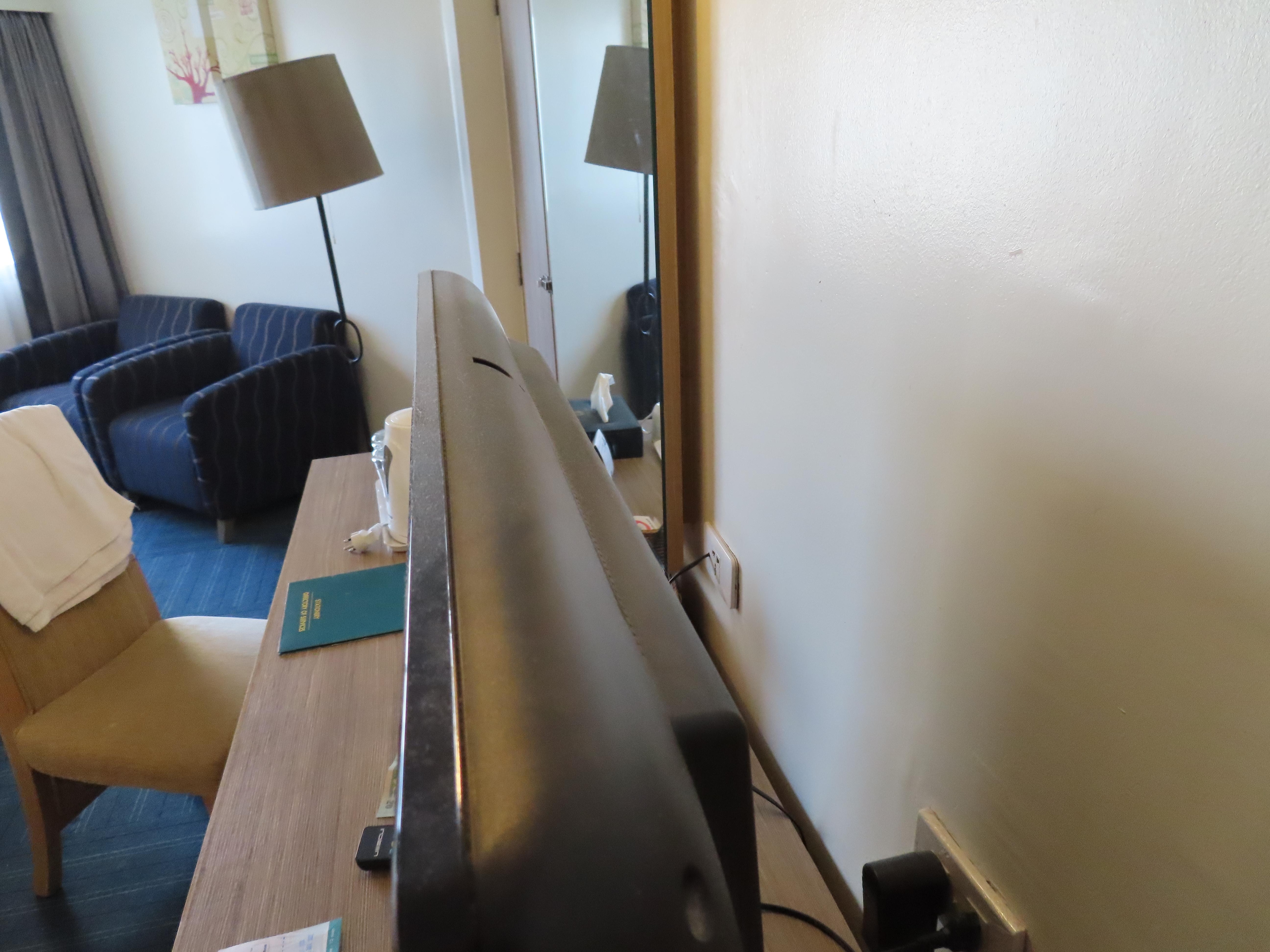 テレビの上ですら、ほこりだらけ。