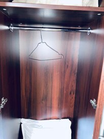 Un seul porte-manteau à peine digne de ce nom/