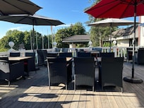 Uteplatsen vid restaurangen, tyvÀrr syns inte utsikten.