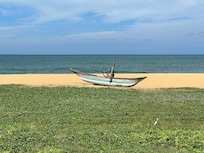 Stranden utenfor hotellet.