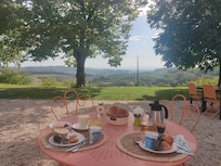Petit déjeuner copieux avec produits locaux avec superbe vue sur les coteaux