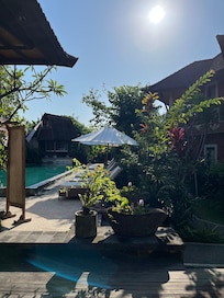 Poolen vacker , handdukar på plats och god service