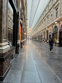 歴史あるアーケード商店街はすぐ隣