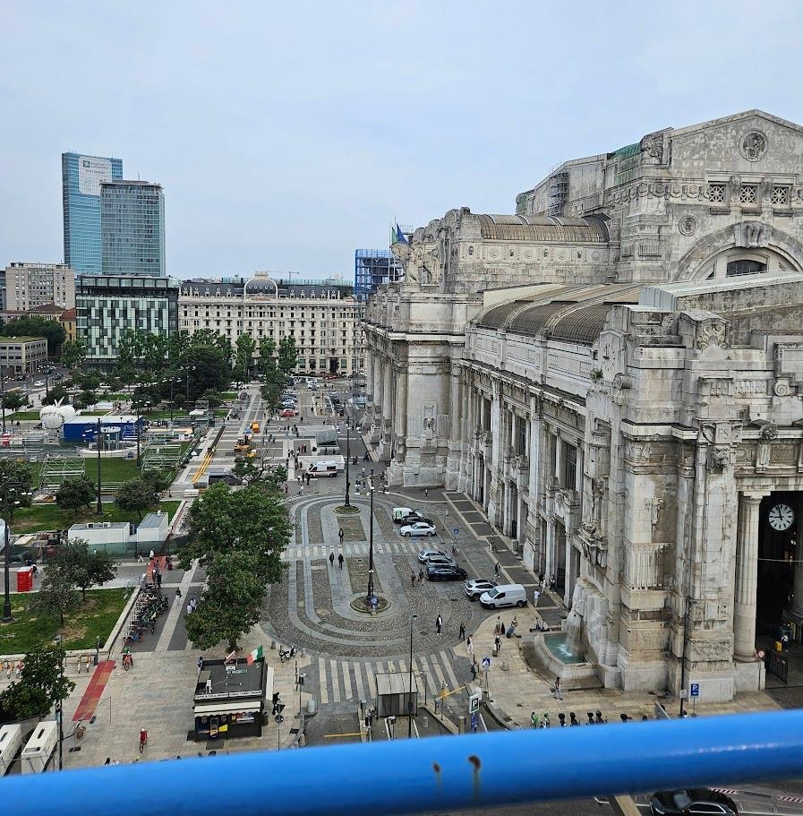 Vista de la terminal de trenes stazione centrale desde la azoteadesayunador del hotel.