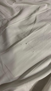 roupa de cama velha com cheiro de mofo