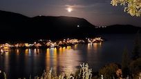 Molunat bay at night