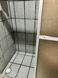 Banheiro com metade do box