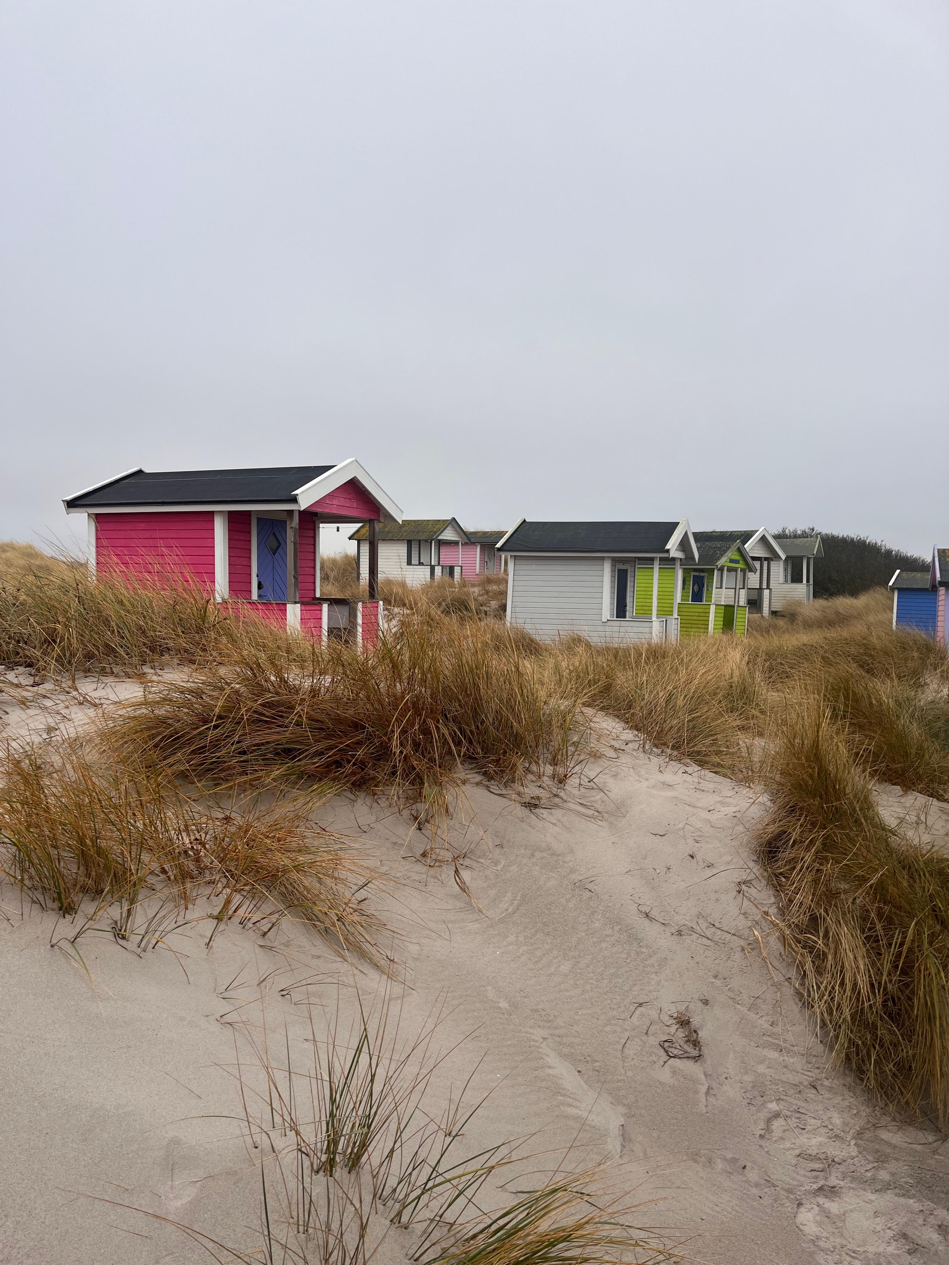 Hotellet ligger tæt på hav, havn og strand