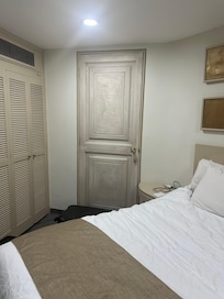 Quarto 601 conjugado, sem devido isolamento acústico.