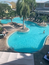 Skøn pool - med masser af liggestole/ hytter omkring