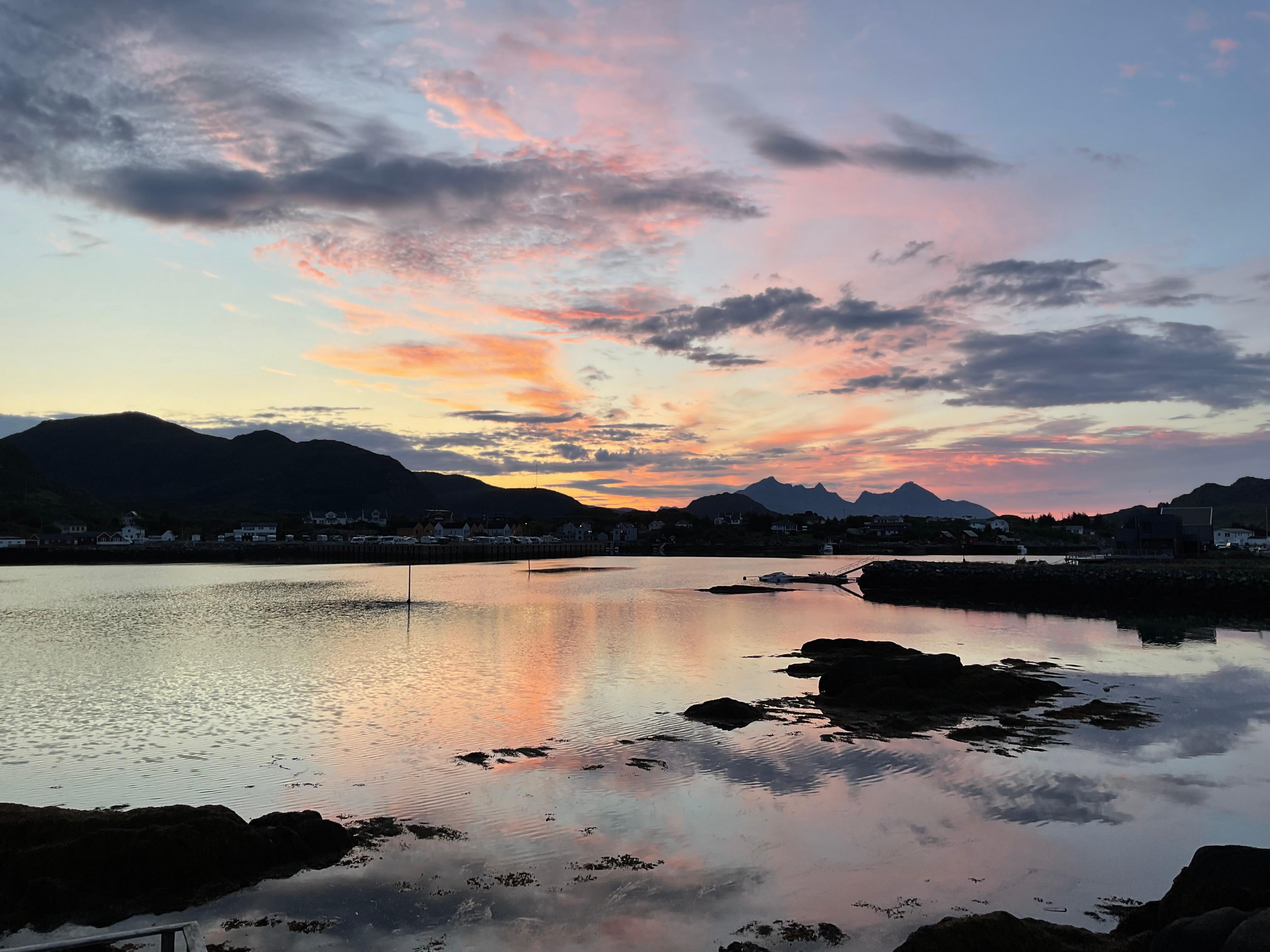 Vy utanför rummet midnatt sol.