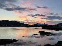 Vy utanför rummet midnatt sol.
