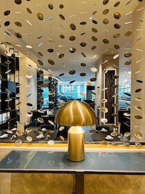 La hall dell’Hotel Hilton con l’Atollo di Vico Magistretti. Design di gran classe!