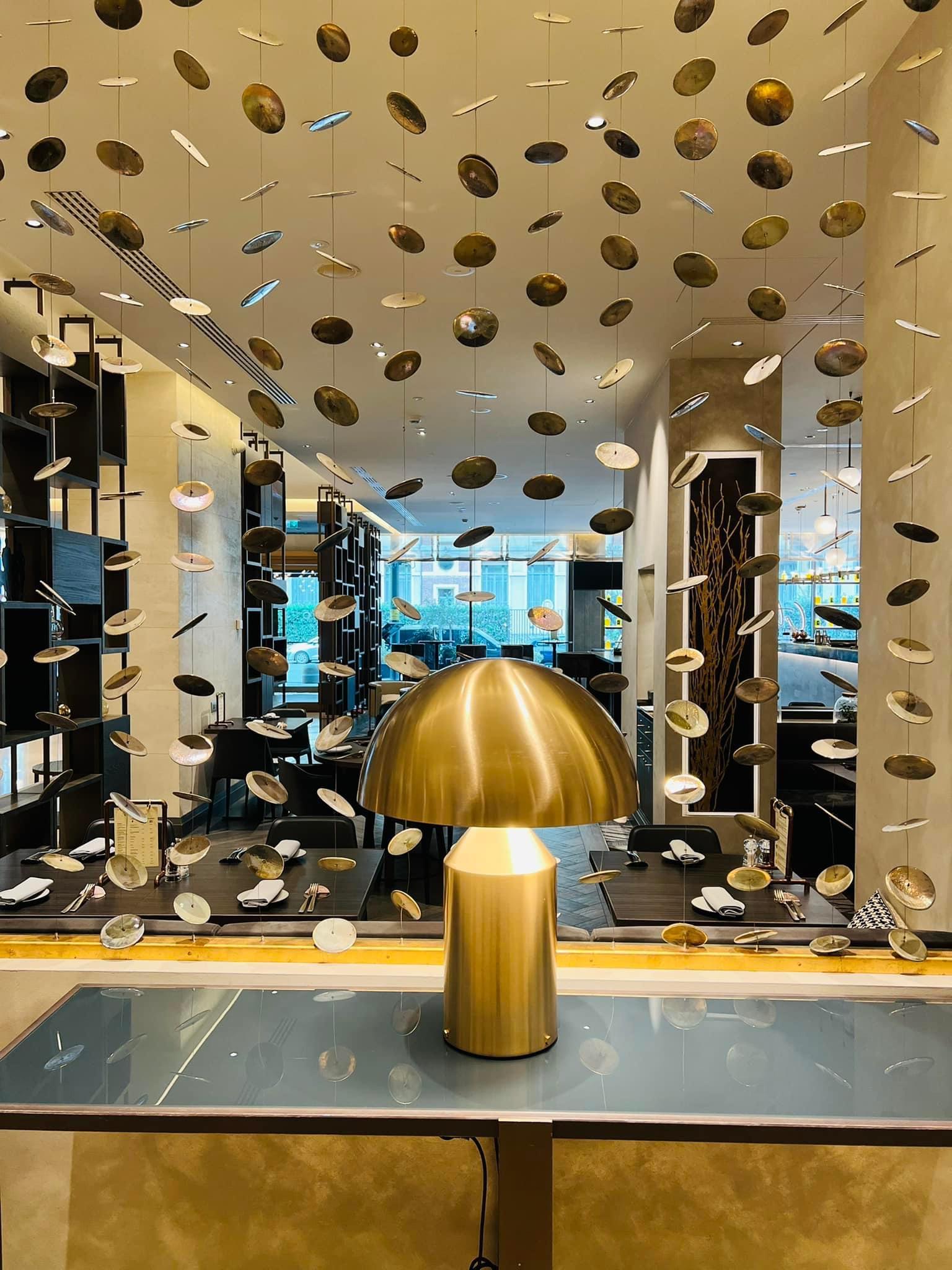 La hall dell’Hotel Hilton con l’Atollo di Vico Magistretti. Design di gran classe!