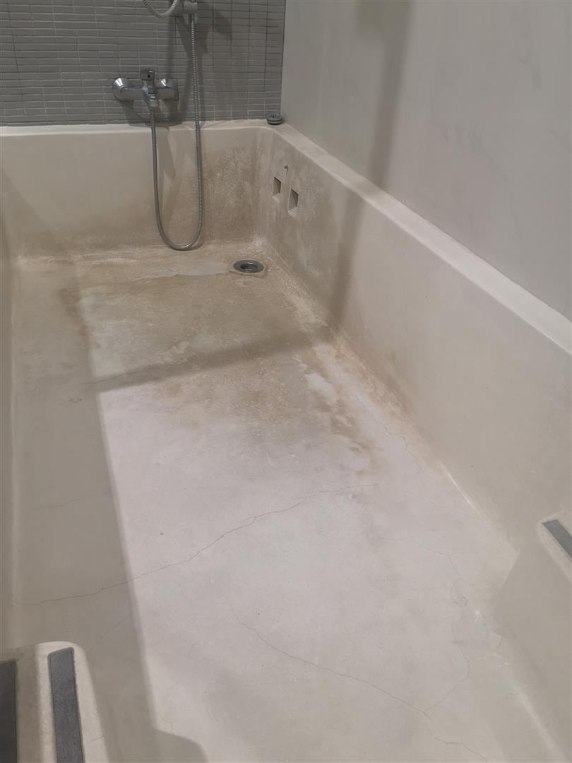 Dirty/miscolored shower cabin.
