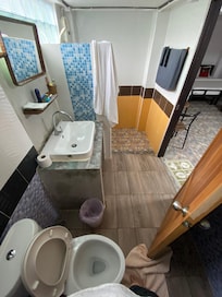 Nice, clean bathroom.