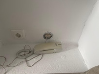 Une prise téléphone sans finition