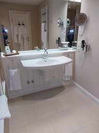 Dejligt badeværelse med produkter, badekåber, slippers mm