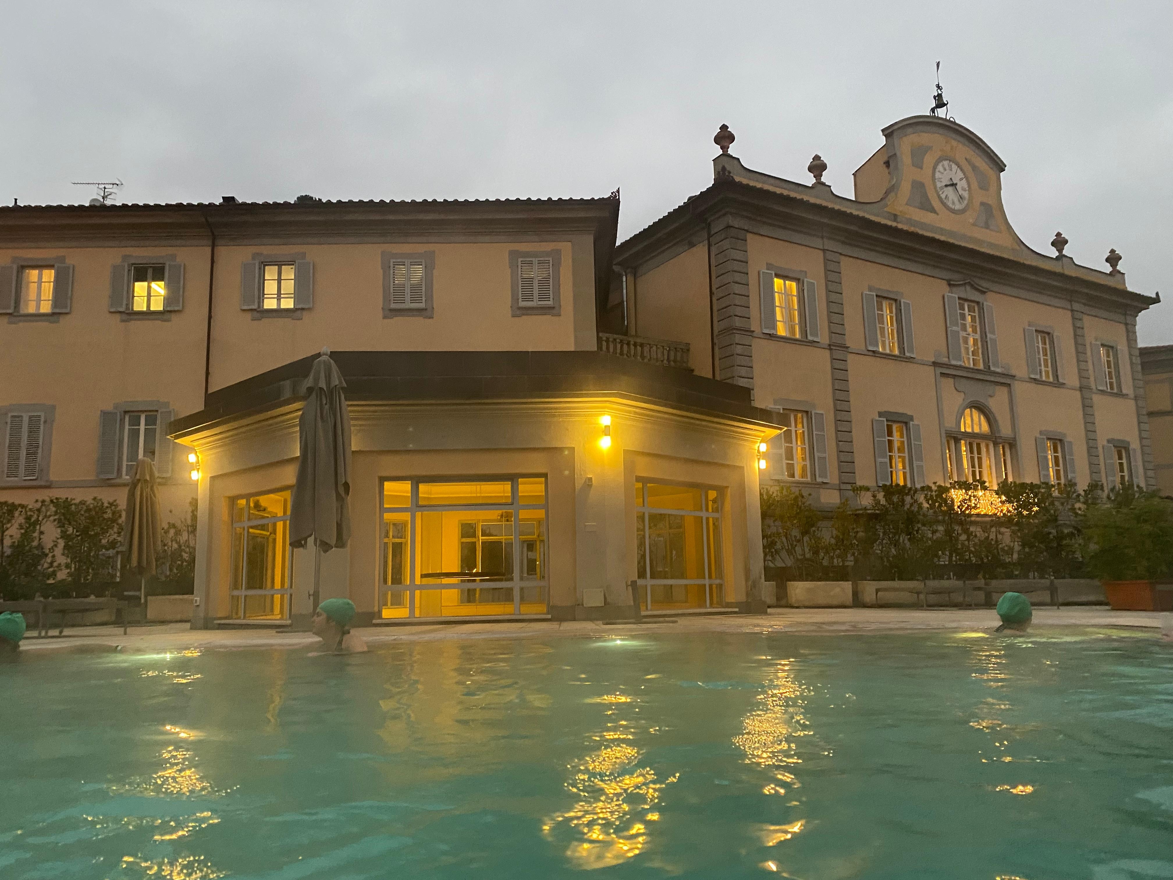 La piscina esterna a 37º