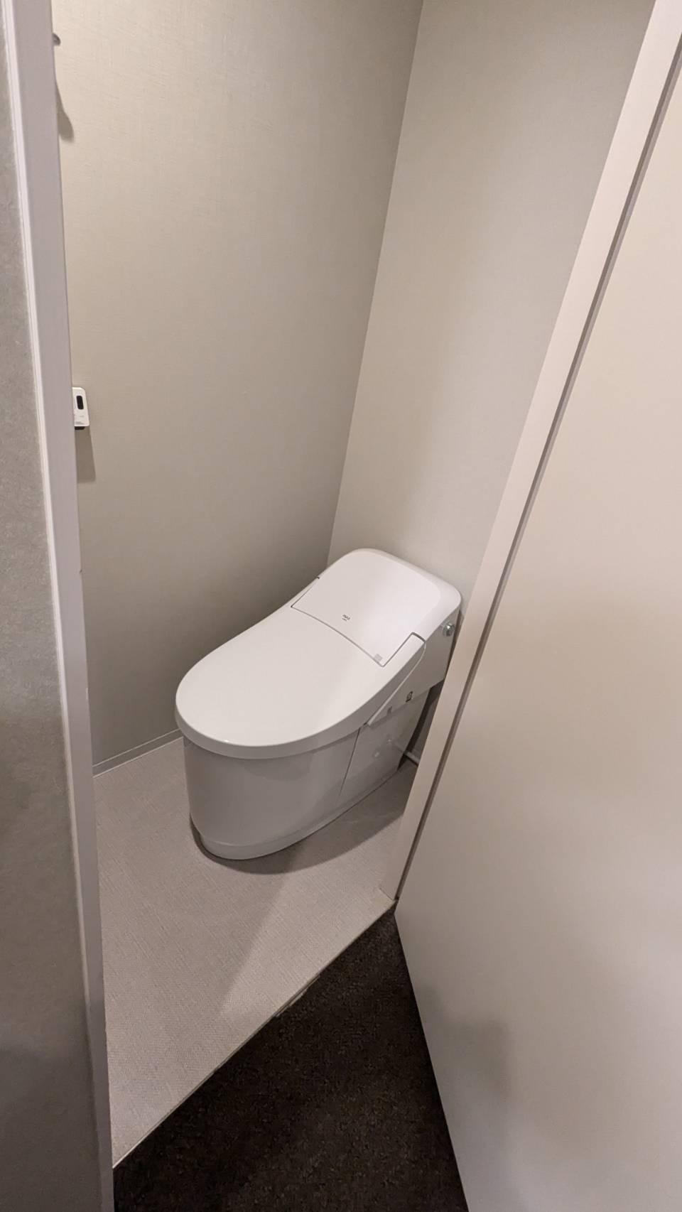 Separated toilet room