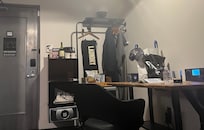 室内のバー、ワインとお菓子ご馳走様