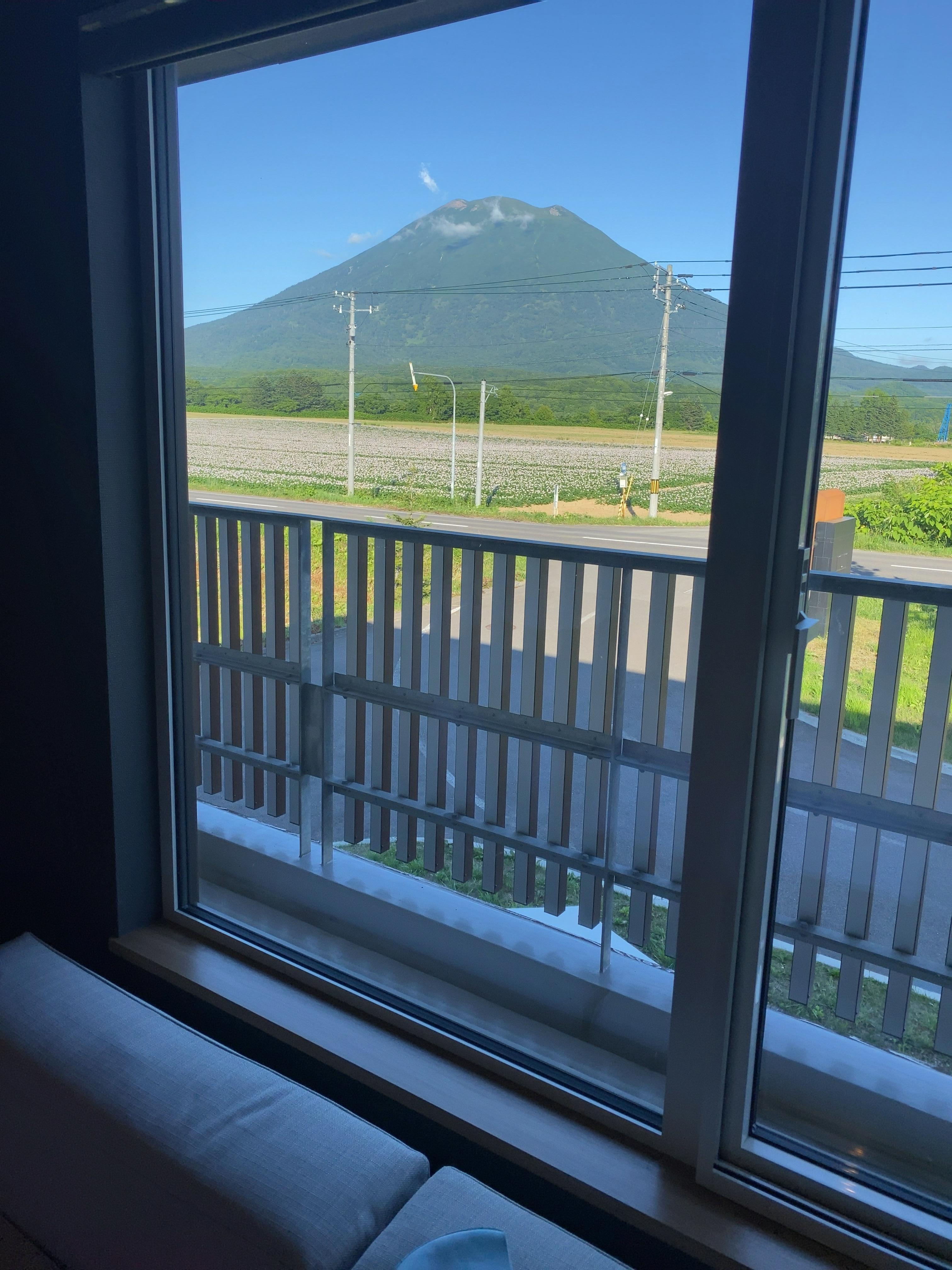 部屋からの羊蹄山