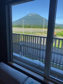 部屋からの羊蹄山