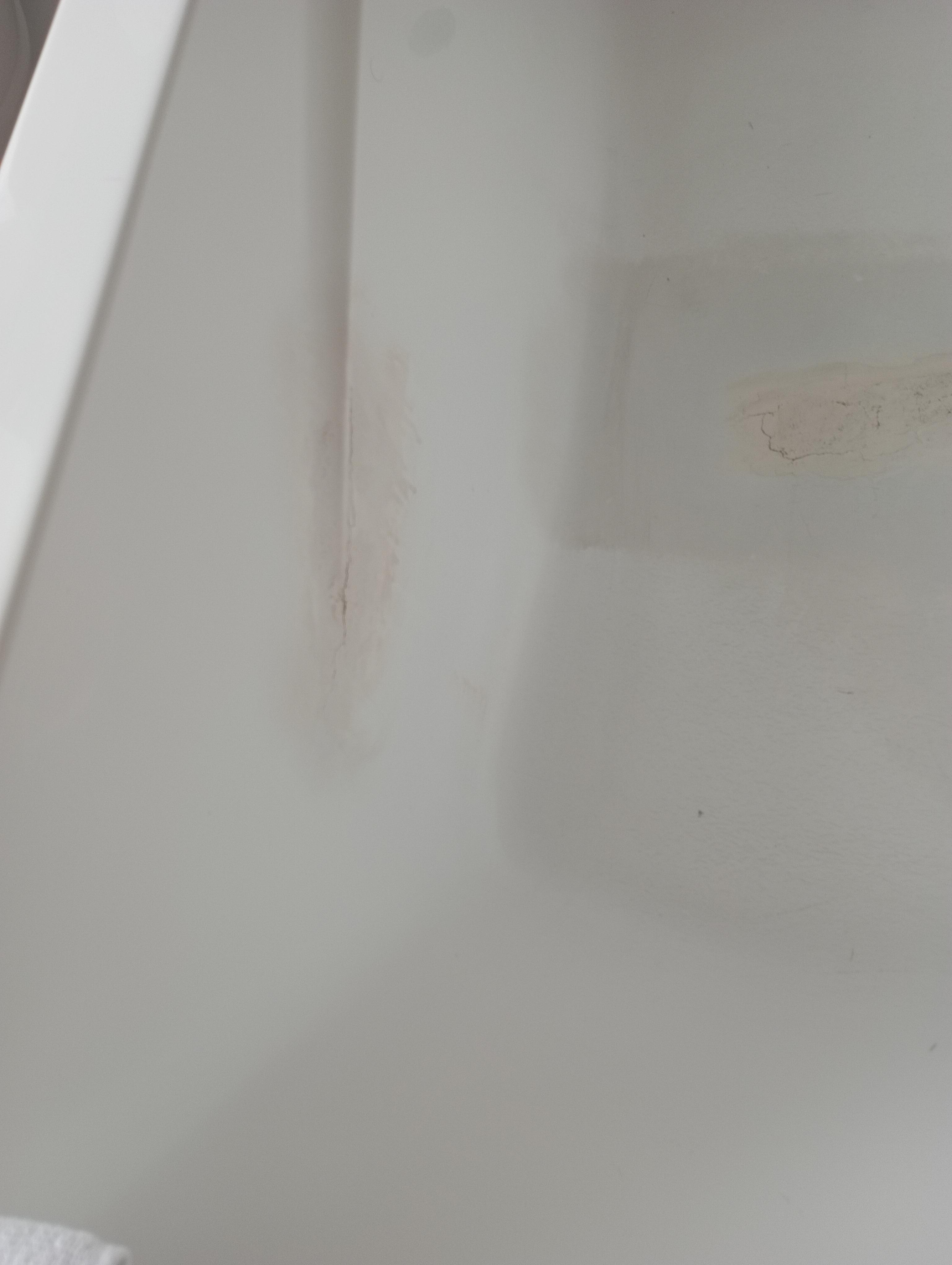 1 chambre 18 état de la baignoire casse est dangereuse une honte que cette soit loué dans cette état