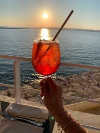 Vous pouvez déguster de super cocktails au restaurant, en admirant le couché de soleil.