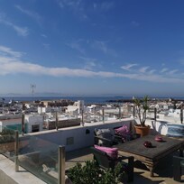 Udsigt fra den hyggelige tagterrasse hvor man kan nyde solnedgangen