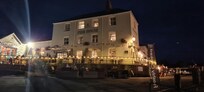 Het hotel bij avond