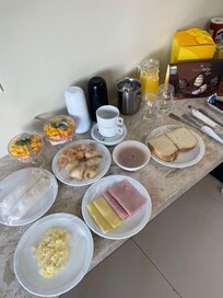 Café da manhã com bastante variedade