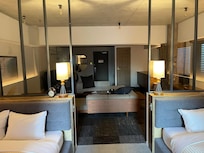 ベランダ側から入口をみた図。ここの部屋は1フロアにこの部屋しかない。