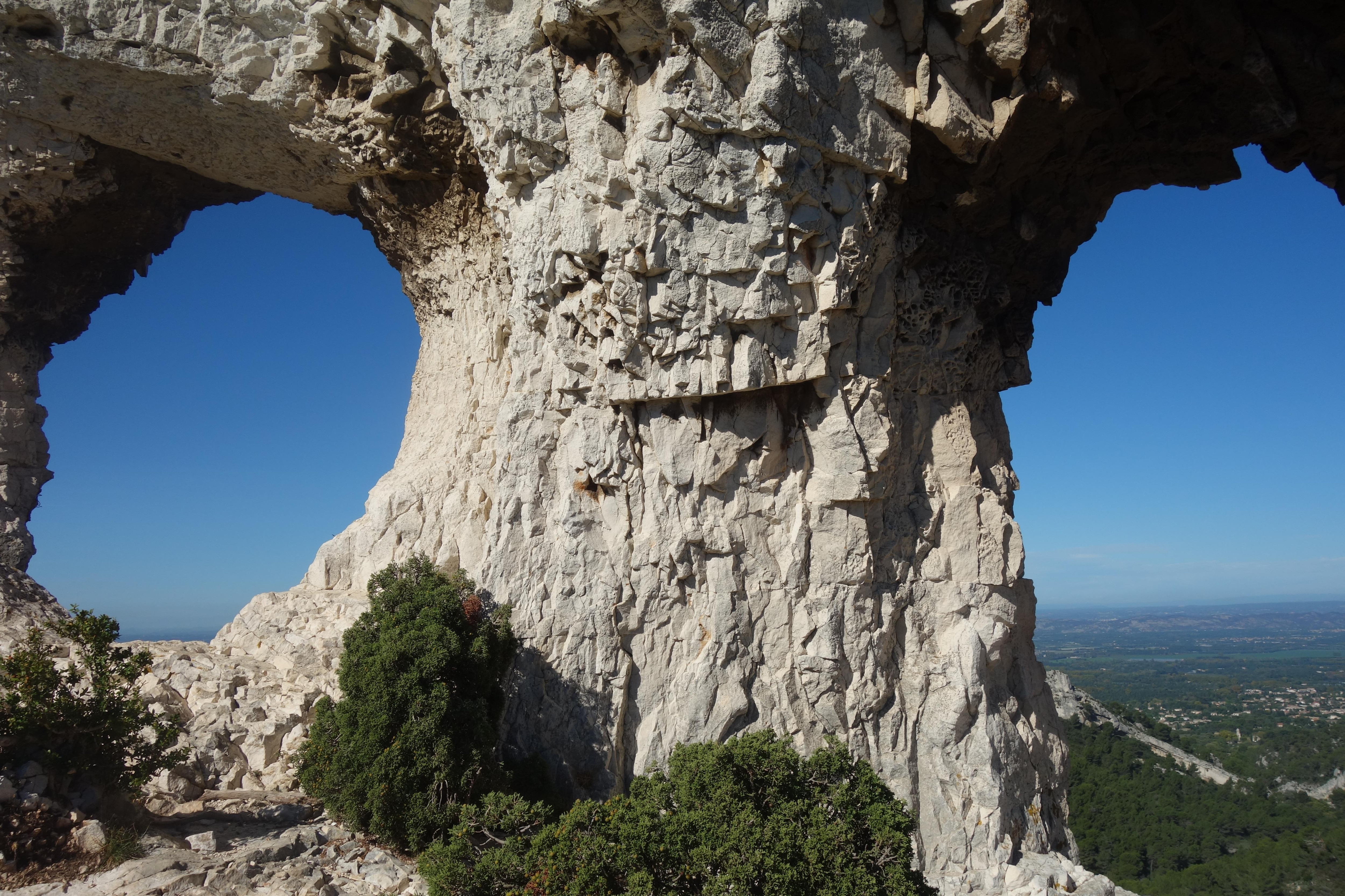 Les deux Trous, die beiden Felslöcher mit Ausblick auf St. Remy