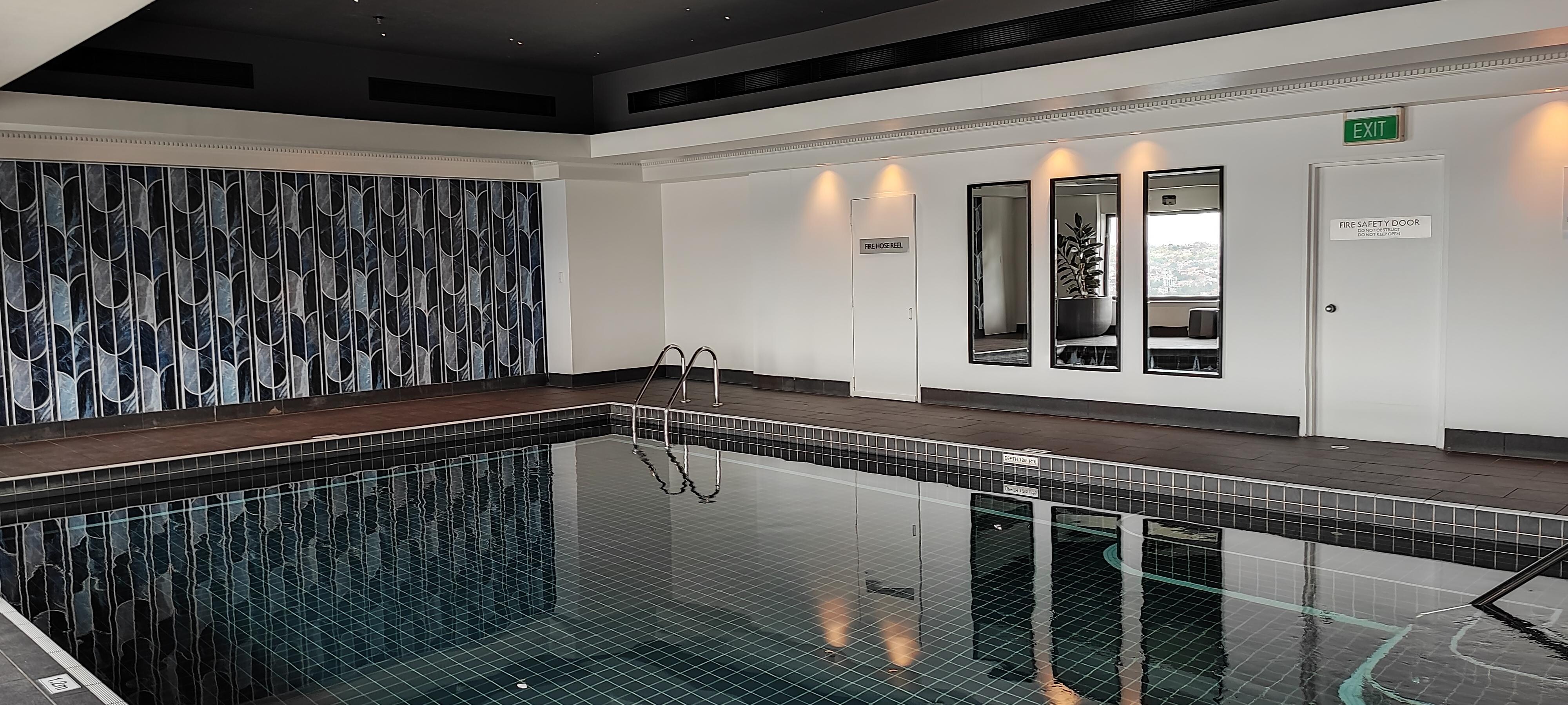 酒店頂層室內泳池